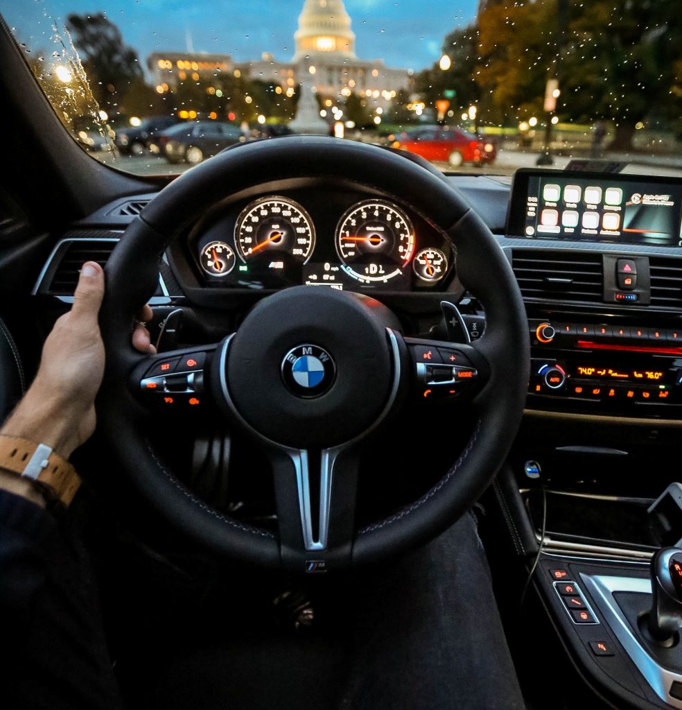 interior de un bmw con mostrando el panel de instrumentos encendido, seguros de autos