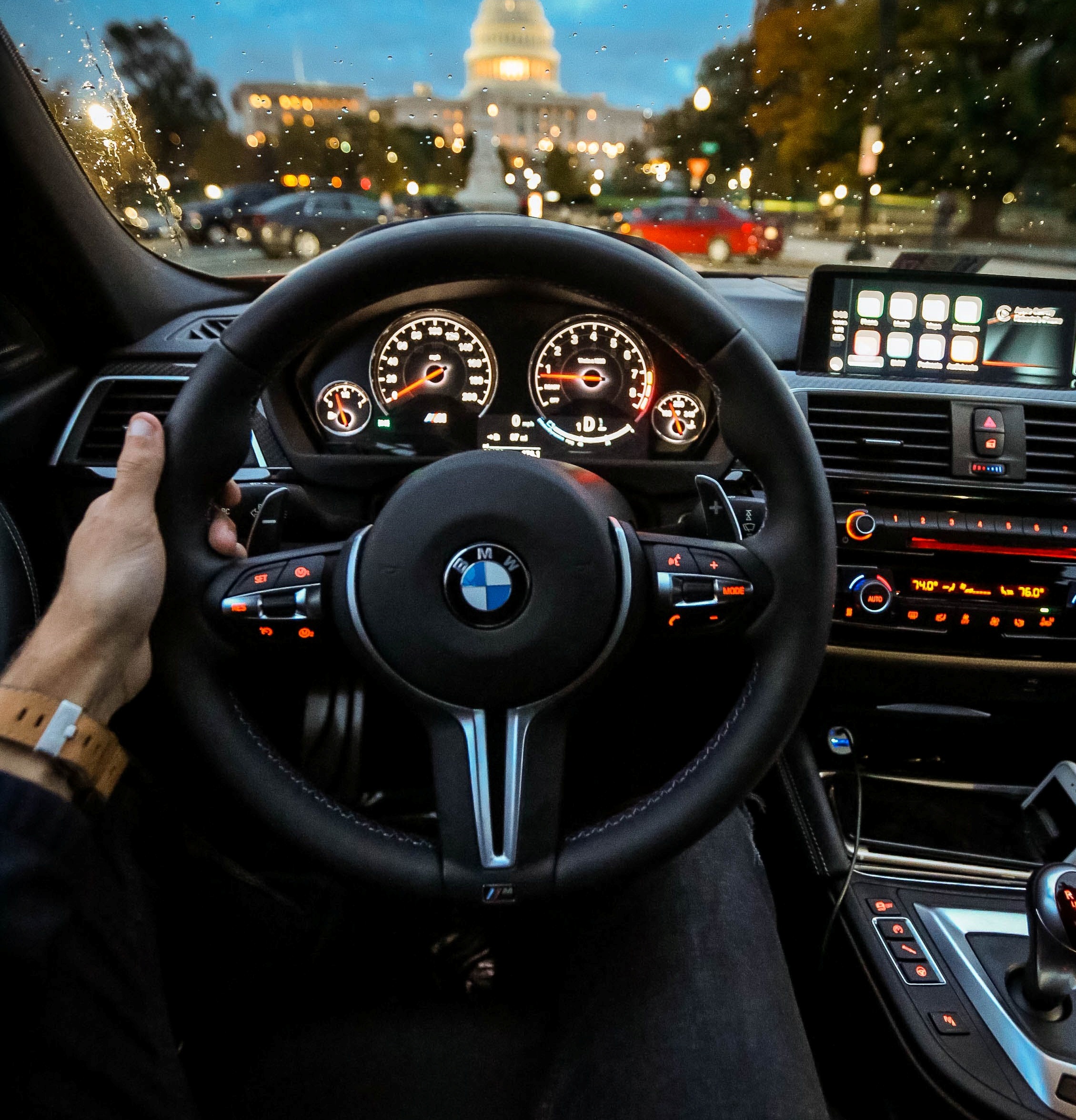 interior de un bmw con mostrando el panel de instrumentos encendido, seguros de autos