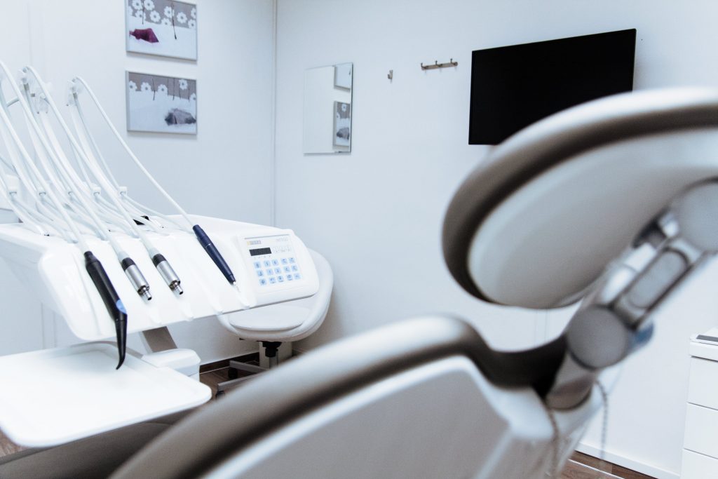 Silla en consultorio de odontología, seguro de gastos médicos