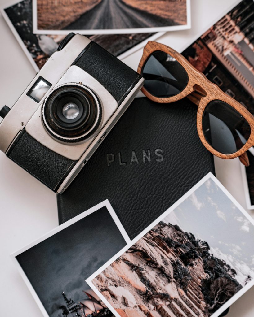 collage de una camára, lentes de sol, fotos, visa personal, para el seguro de viajes.