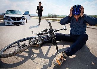 persona que cayo de bicicleta, que está accidentada, seguro de accidentes personales