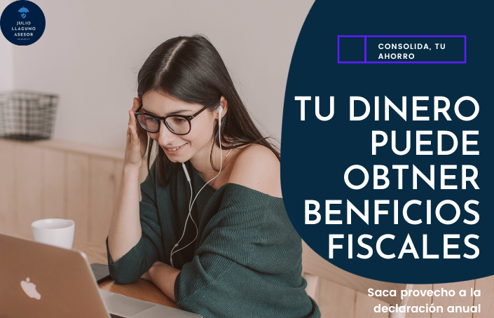 Seguro de vida, con valores garantizados, mujer enfrente de una lap, con lentes en una oficina