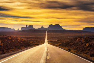 carretera en un atardecer viendo hacia el horizonte en un atardecer claro con montañas al fondo. seguro de responsabilidad civil, road trip, USA.